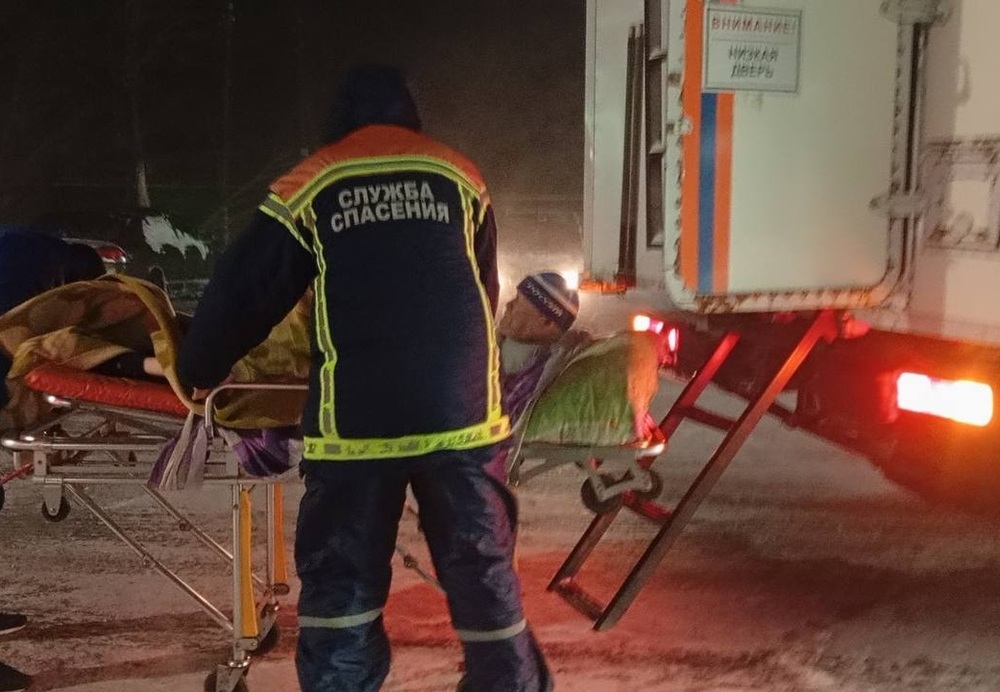 Во время урагана спасатели эвакуировали с трасс десятки человек