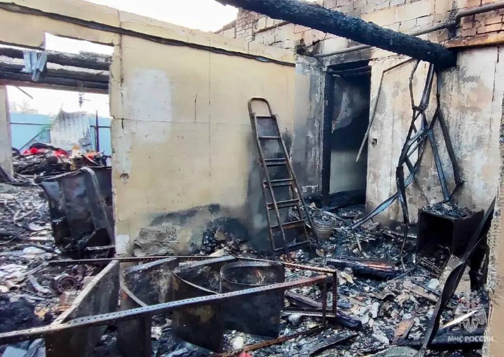 При пожаре в гараже и доме пострадала супружеская пара