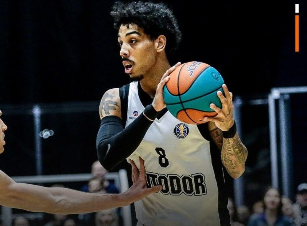 Эдвардс не вернулся из США в 