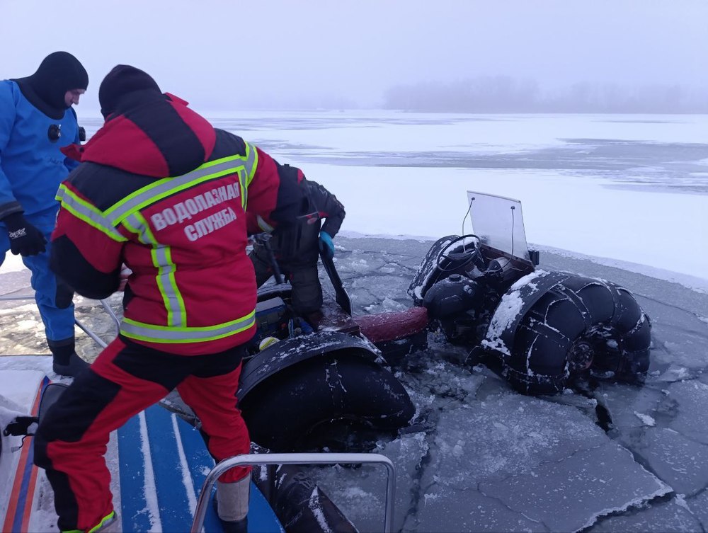 Из реки вытащили двух провалившихся под лёд мужчин