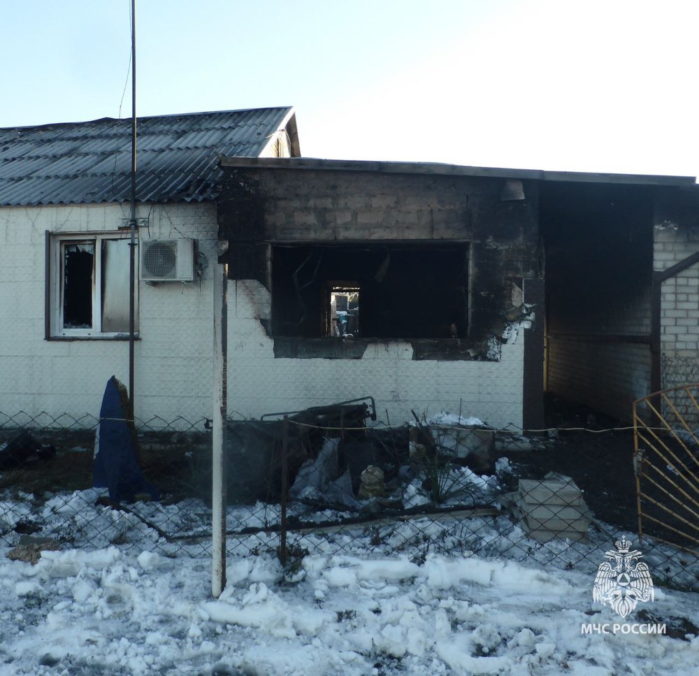 Пенсионеры погибли на пожаре в частном доме. Их сын спасся