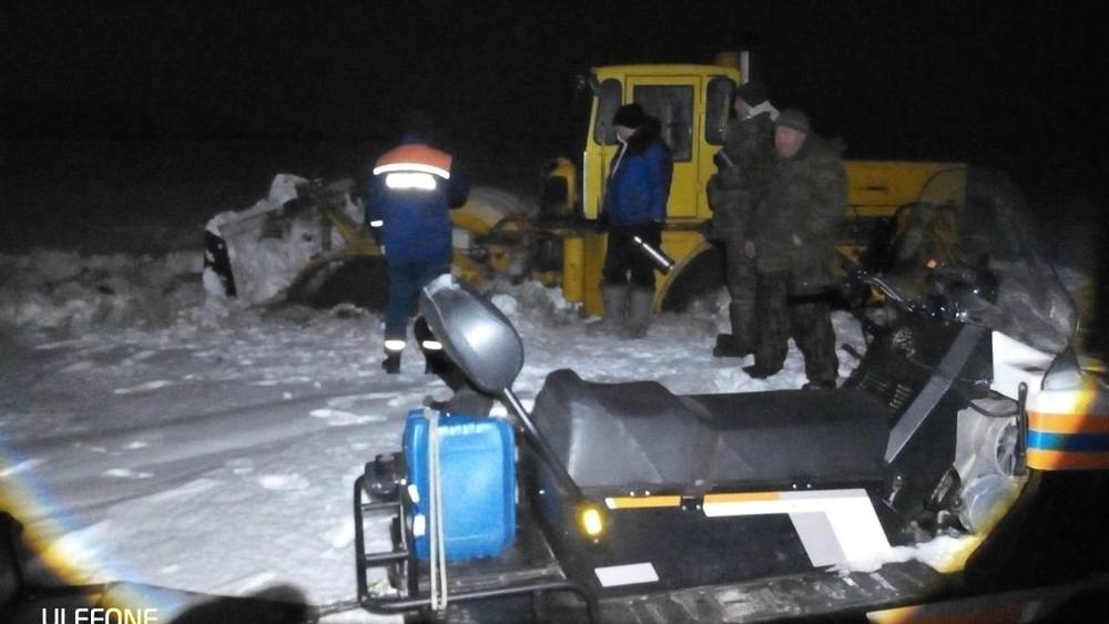 Спасатели помогли мужчинам, застрявшим в поле на тракторе 