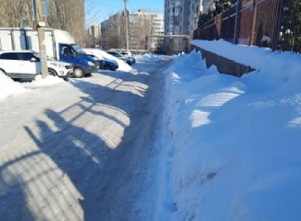 Горожане жалуются на колею и сугробы у школы и детсадов