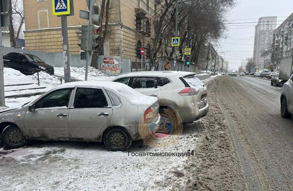 При столкновении двух машин пострадал пешеход