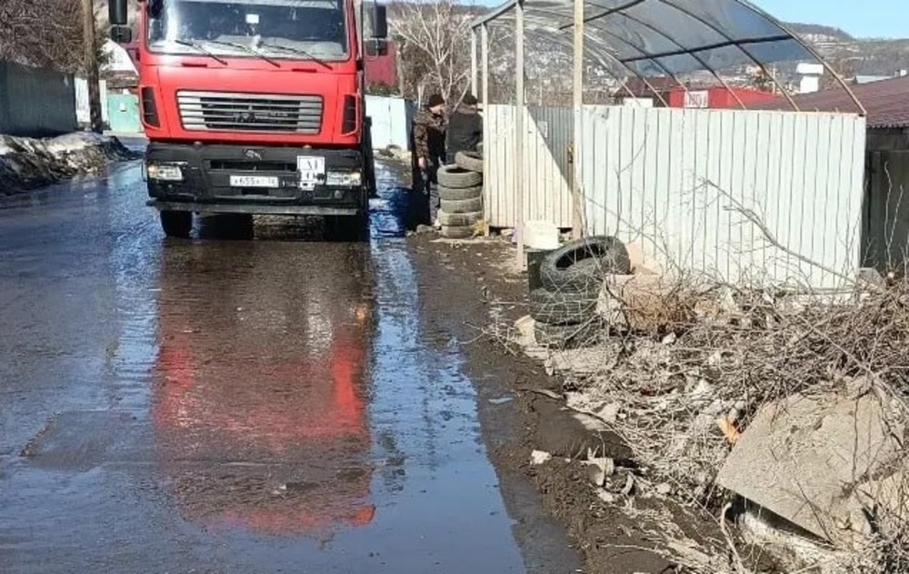 Автомобилистам напомнили о наказании за шины в мусорных баках