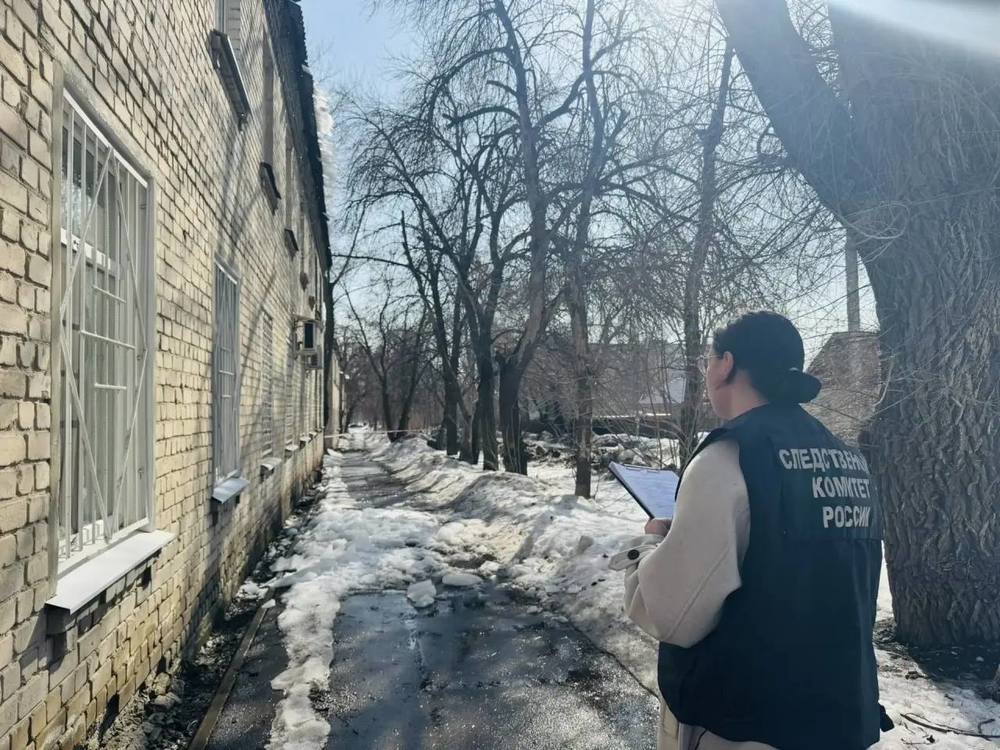 На юношу с крыши дома упала наледь