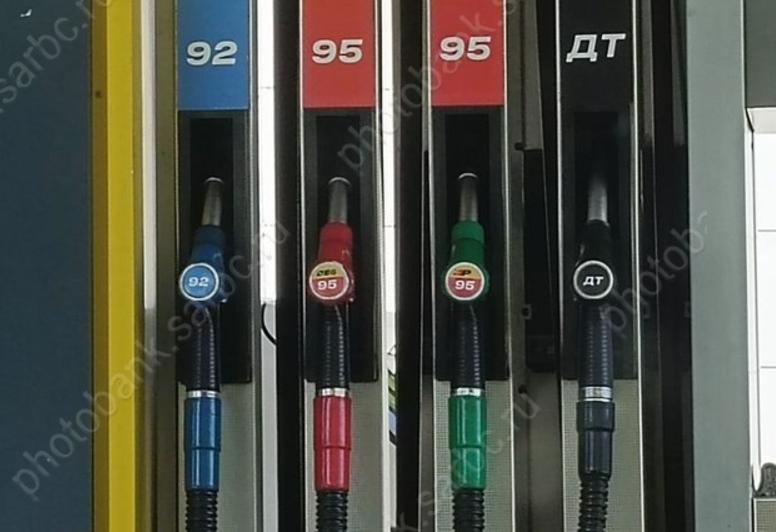 Продолжает дорожать бензин