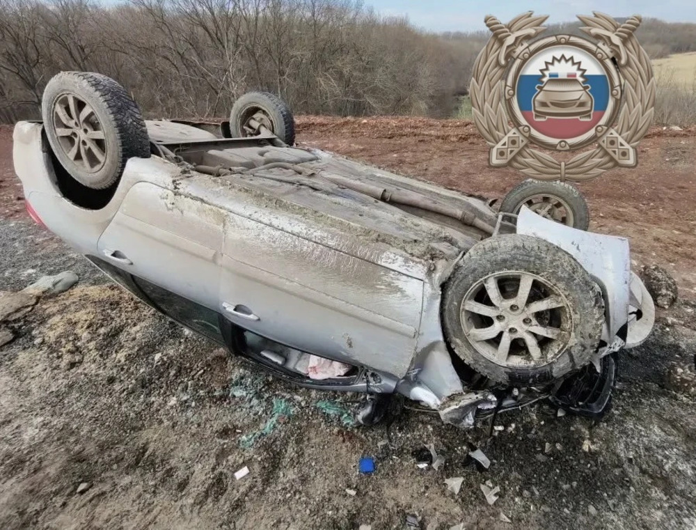 Легковая машина перевернулась после 