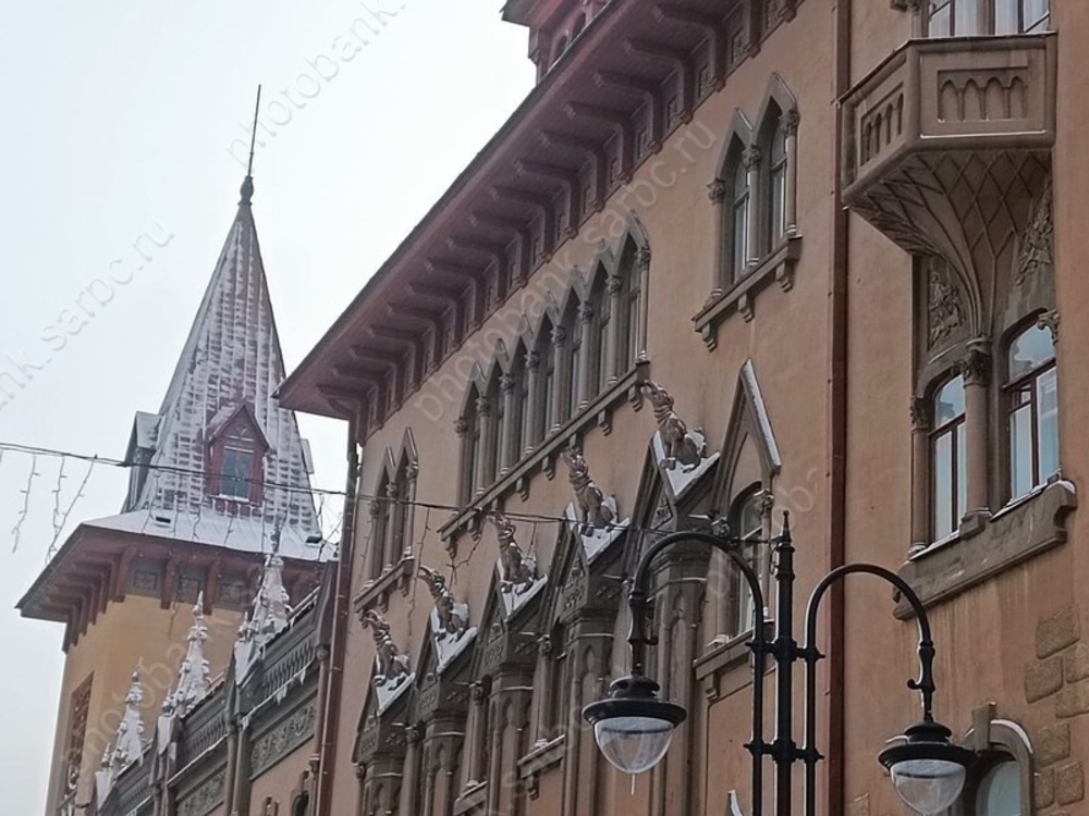 Времена. Российский триколор заменён красным флагом, предложен мораторий на ремонт консерватории