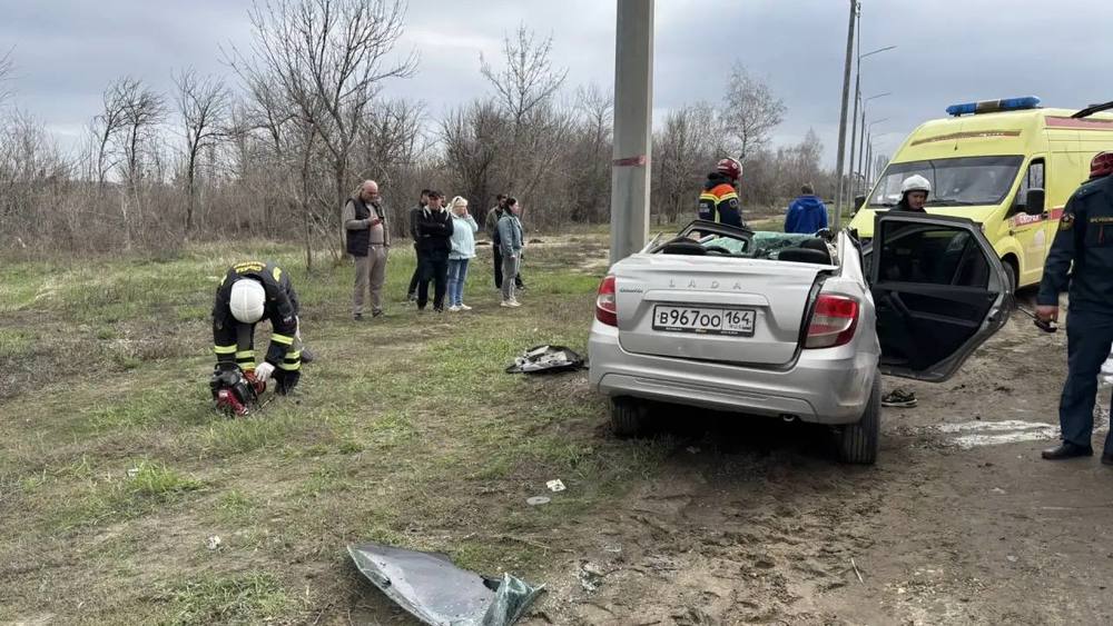Машина врезалась в столб, погиб водитель