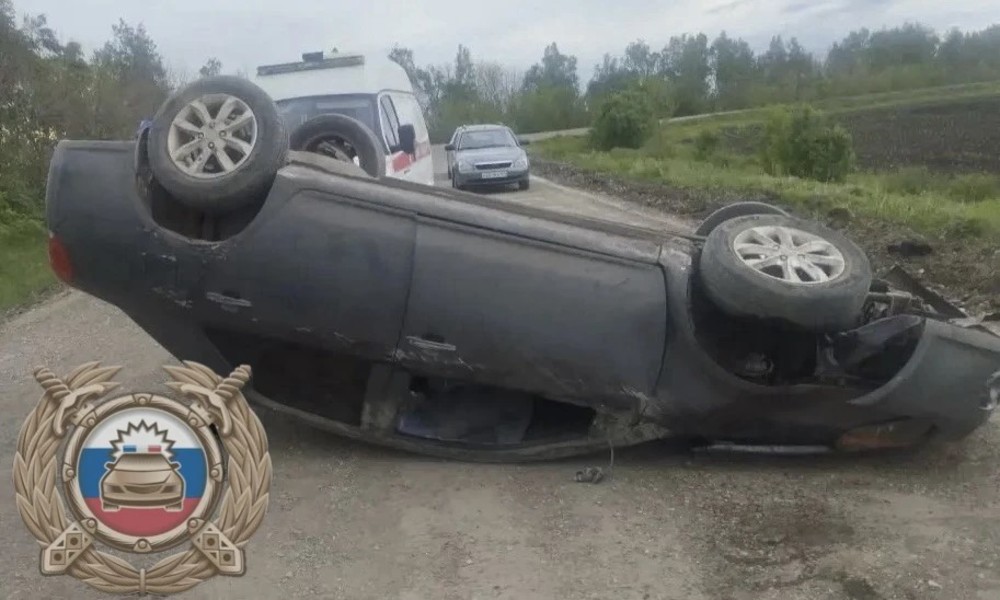 Подросток получил травмы в перевернувшемся на трассе 