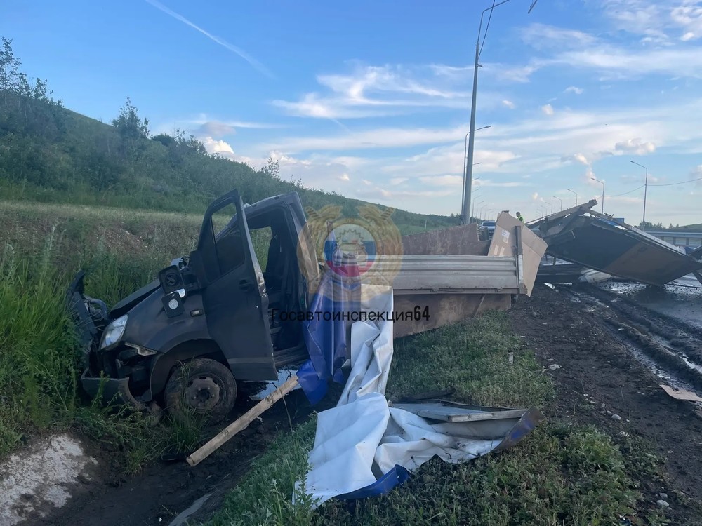 В ДТП погиб пассажир съехавшего с дороги грузовика