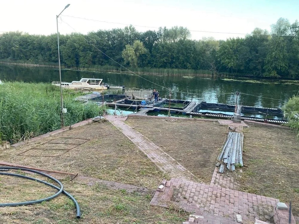 На Волге катер врезался в береговую опору, водитель погиб