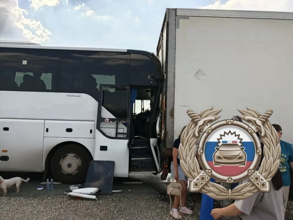 В ДТП пострадали ехавшие в автобусе девочка и женщина