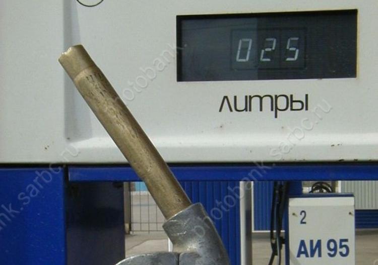 Незначительно снизились цены на дефицитный бензин