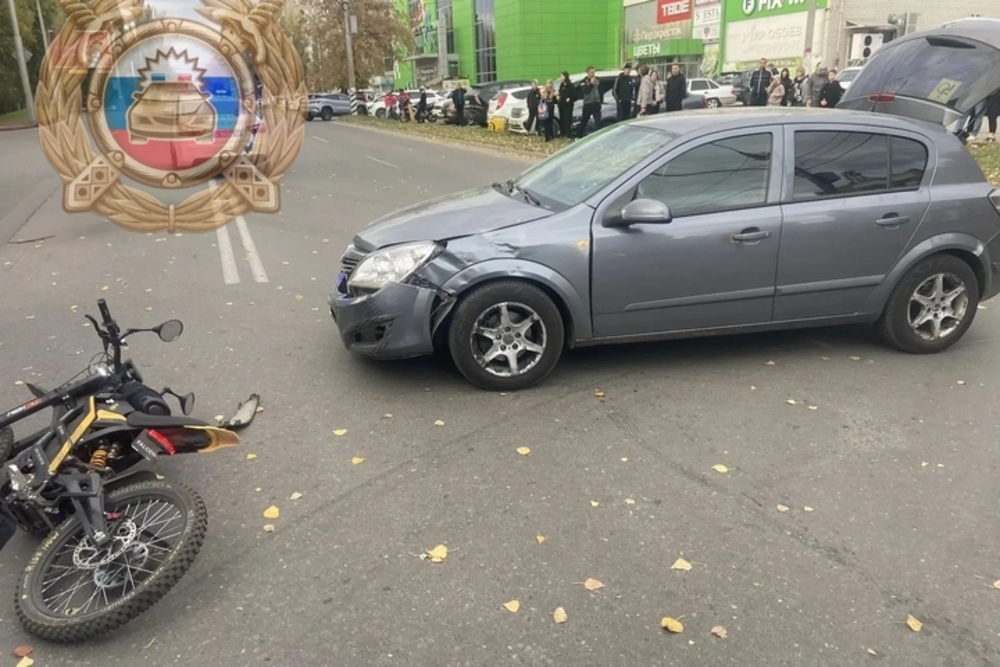 Водитель электромопеда попал под колёса 