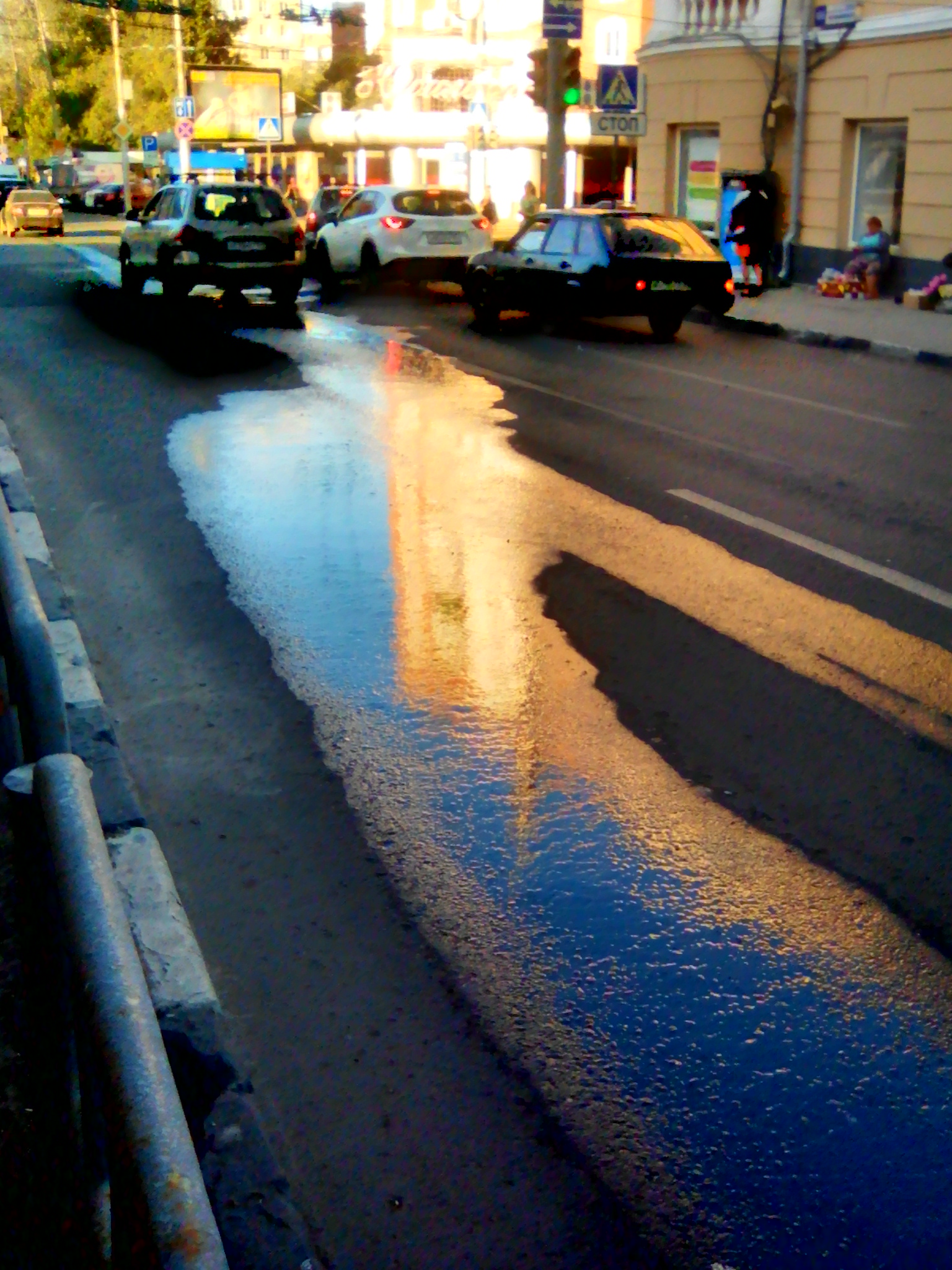 Воды течет на улицу. Течет вода по улице. Течь улиц. Улица текучая. Желтая вода протекает по улице.