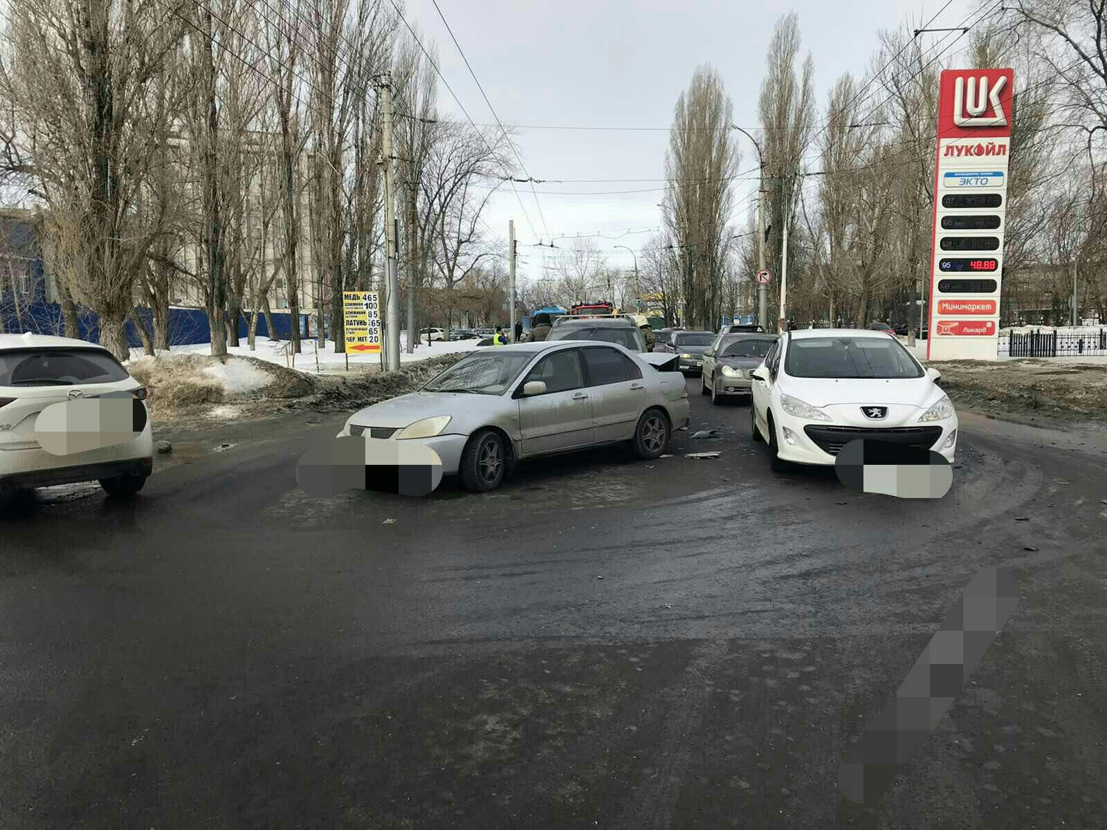 Саратов авария сегодня на 50 лет. ДТП на 50 лет октября Саратов. ДТП В Саратове сегодня в Ленинском районе. ДТП В Саратове сегодня на проспекте 50 лет октября. КАМАЗ столкнулся с такси в Саратове на 50 лет октября.