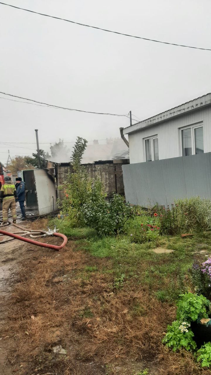 Неаккуратный сварщик поджег машину, гараж и соседний дом | 21.10.2022 |  Саратов - БезФормата