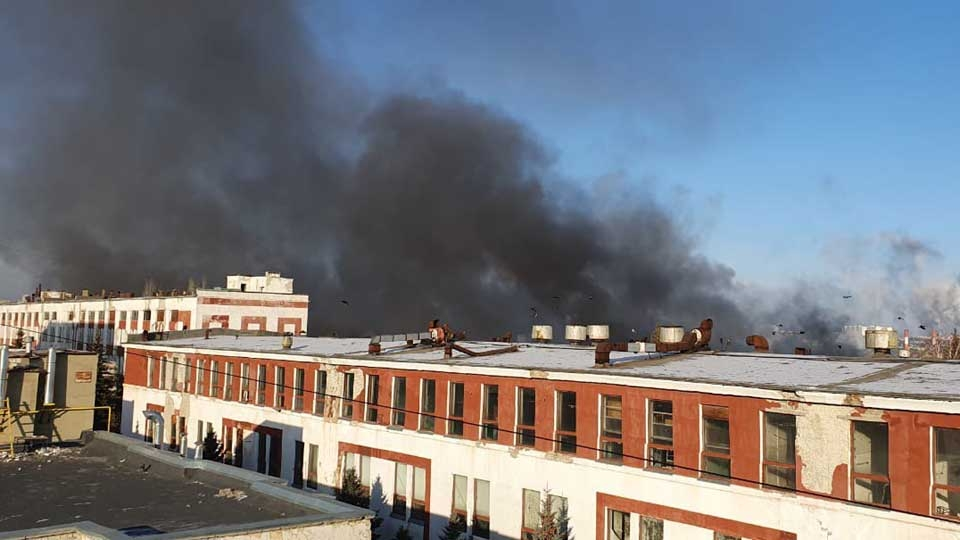 Почему нет света саратов. Завод Тантал Саратов. Горящее здание. Пожар в здании. Пожар горит здание.