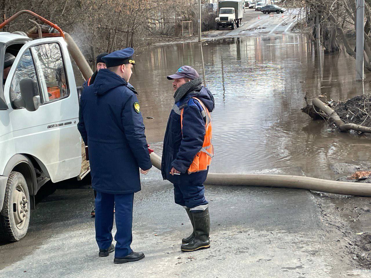 На Андреевских прудах прорвало дамбу. Вода затапливает поселок | 14.03.2023  | Саратов - БезФормата