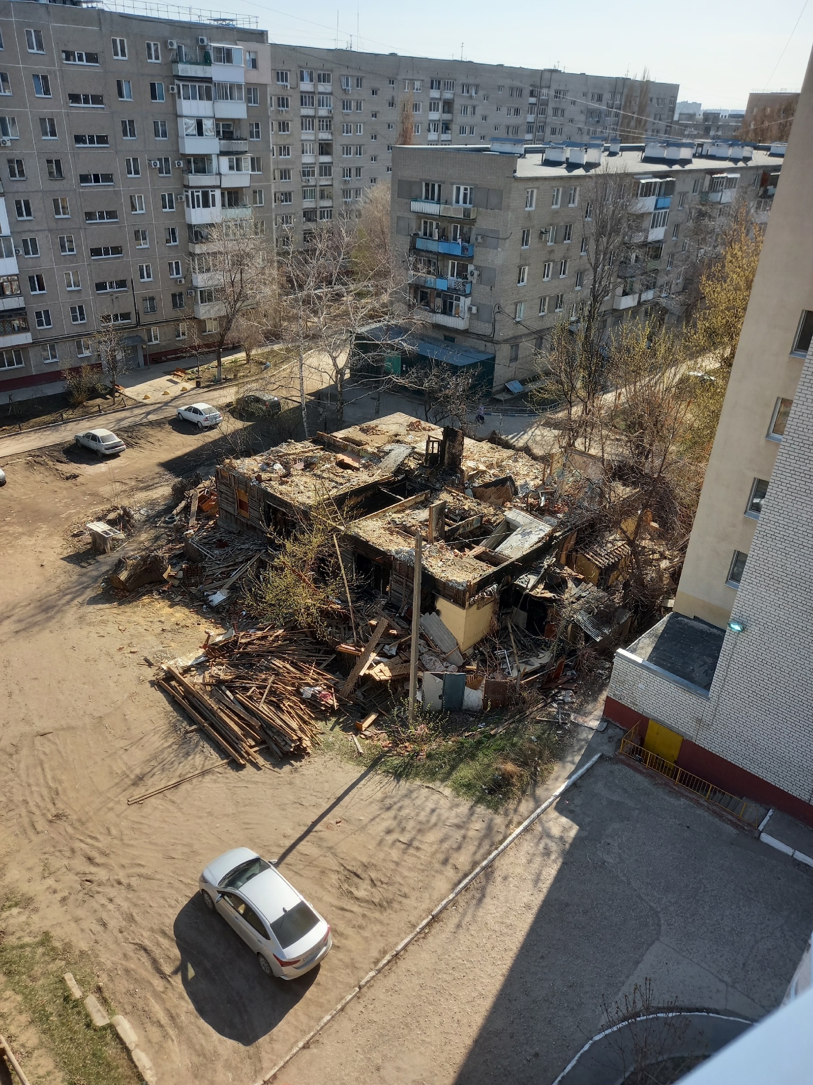 В сгоревший барак залезают дети. Горожане просят его снести | 10.04.2023 |  Саратов - БезФормата