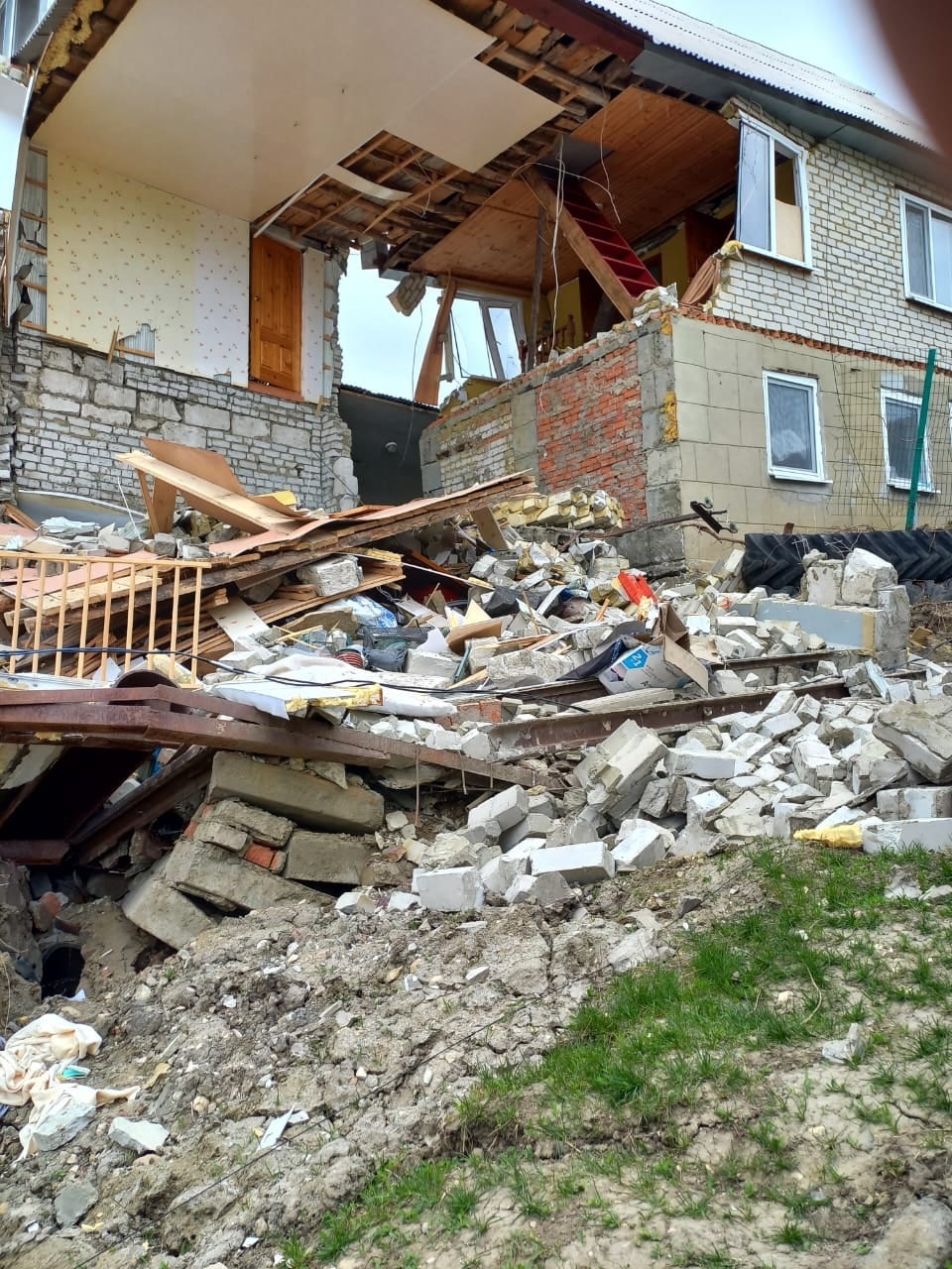 В соцсети показали разрушенные оползнем дачи | 23.04.2023 | Саратов -  БезФормата