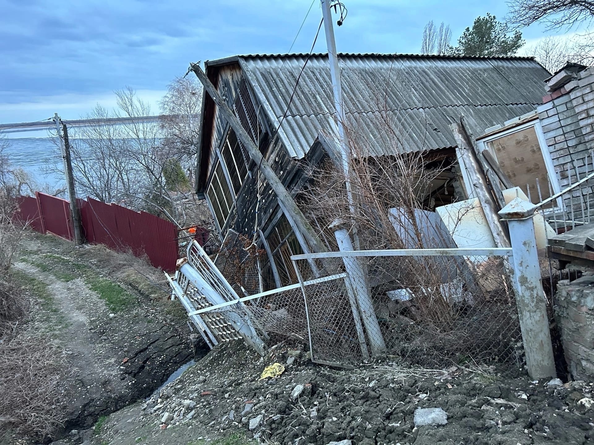 В соцсети показали разрушенные оползнем дачи | 23.04.2023 | Саратов -  БезФормата