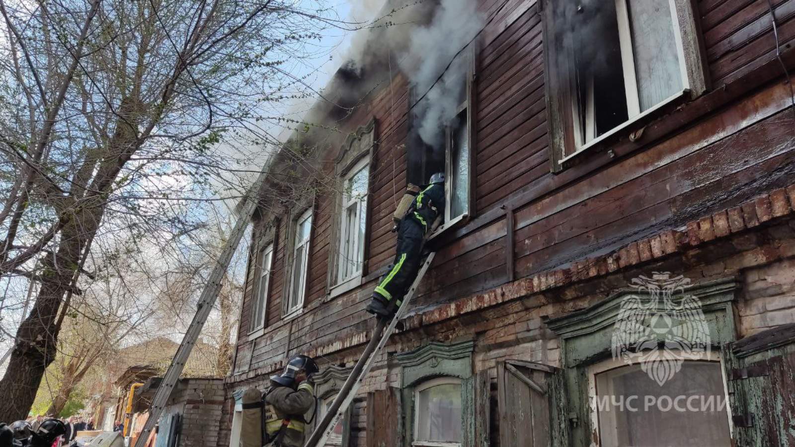 На Гоголя горит деревянный дом | 26.04.2023 | Саратов - БезФормата