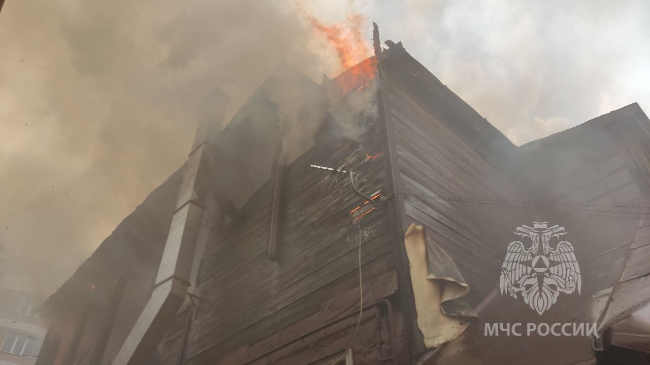 На Гоголя горит деревянный дом | 26.04.2023 | Саратов - БезФормата