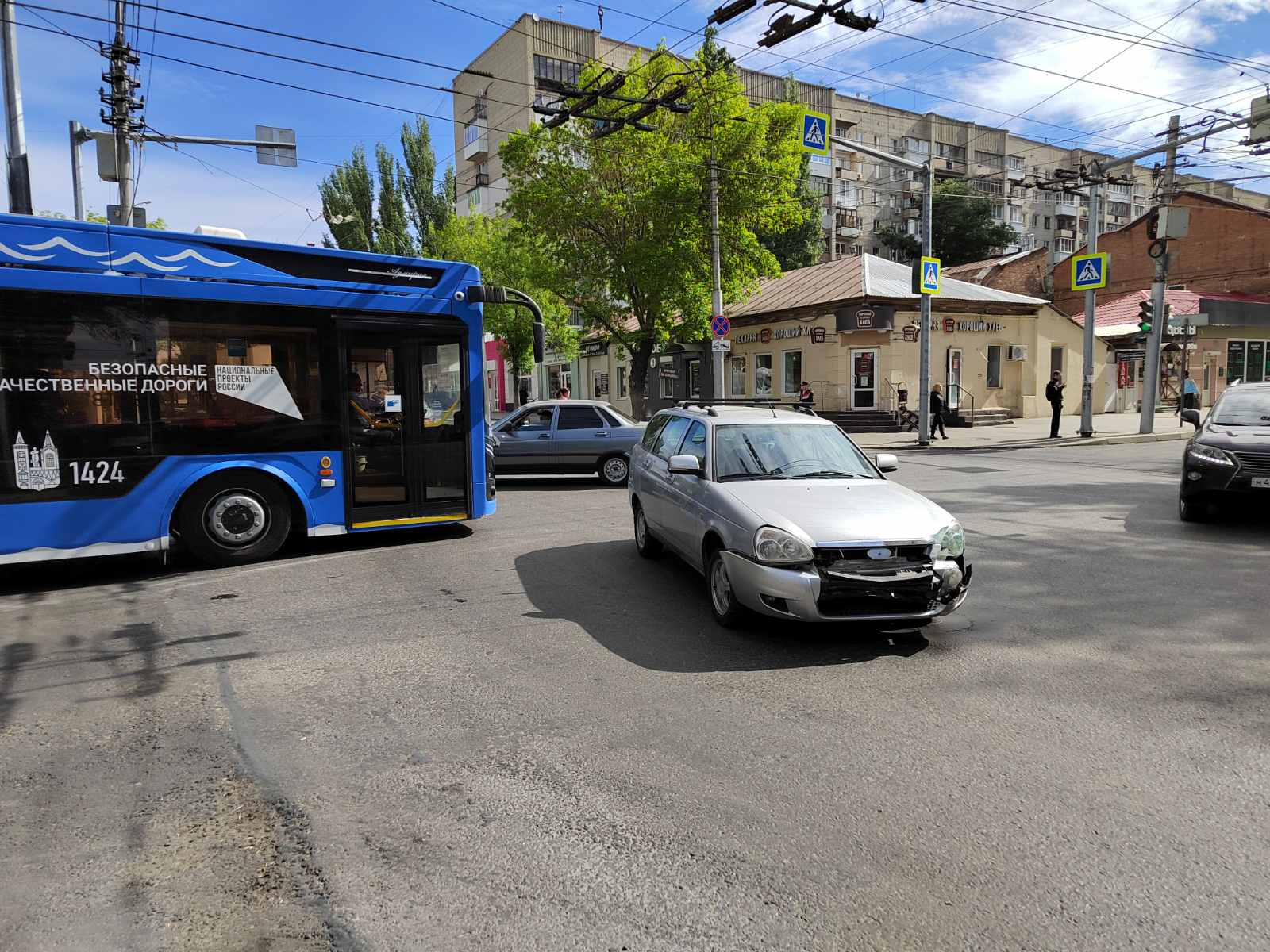 В центре столкнулись троллейбус и две легковушки | 10.05.2023 | Саратов -  БезФормата