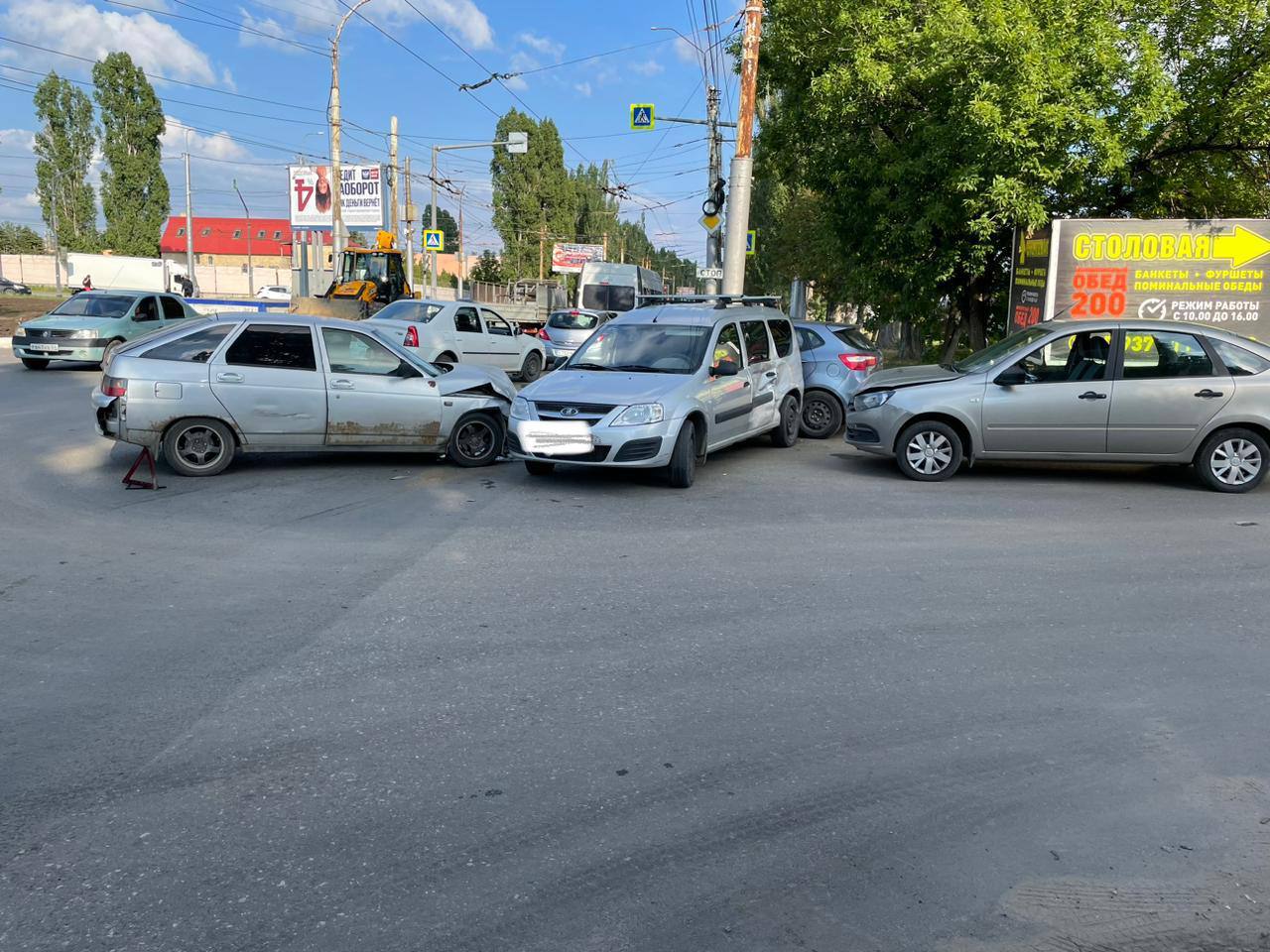 В ДТП с четырьмя машинами пострадала женщина | 29.06.2023 | Саратов -  БезФормата