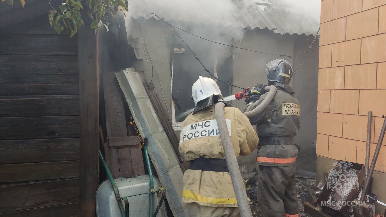 Загорелись дома в частном секторе на Танкистов | 12.10.2023 | Саратов -  БезФормата