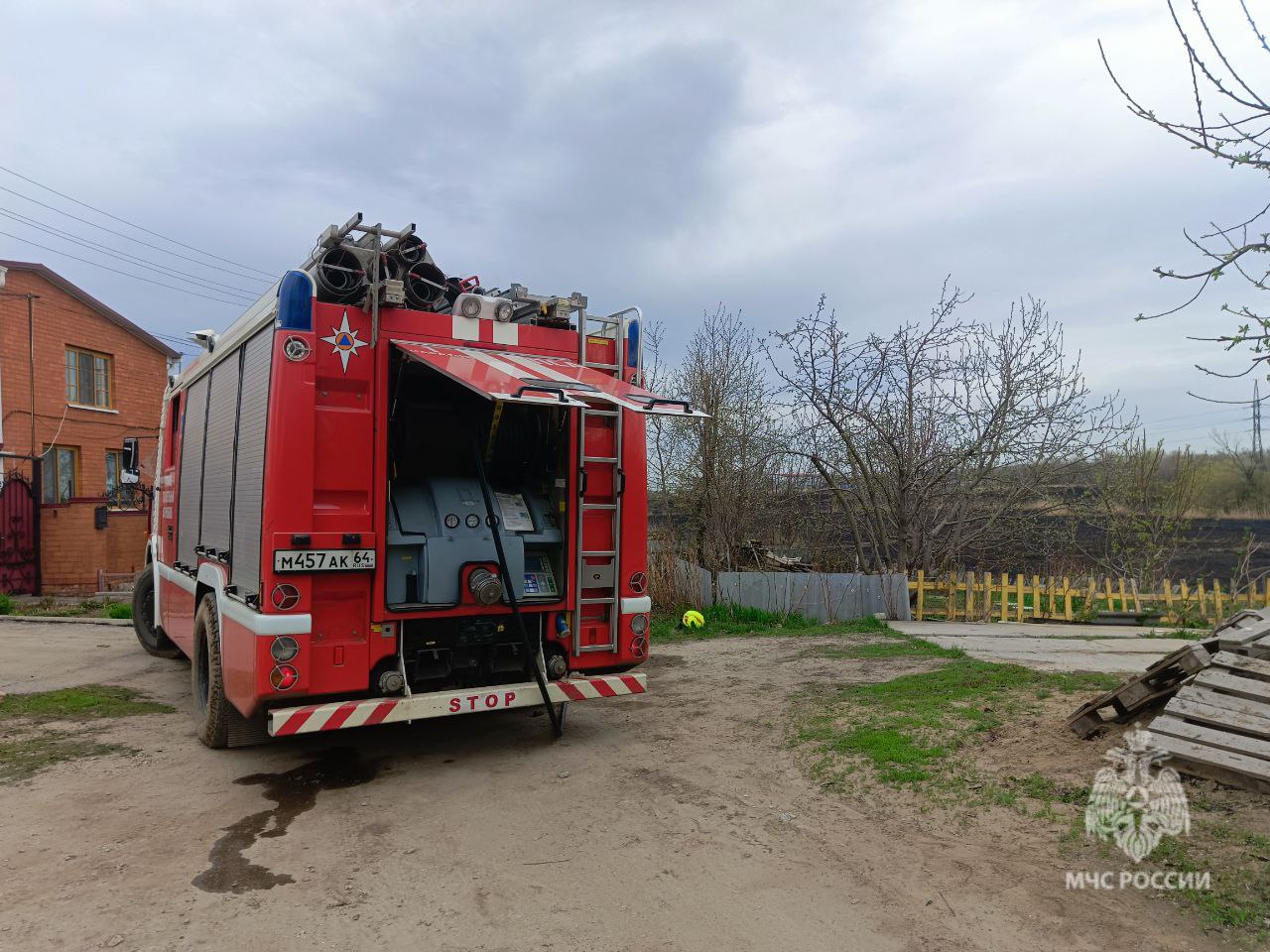 Пожарные три часа боролись с возгоранием травы в Энгельсе | 18.04.2024 |  Саратов - БезФормата