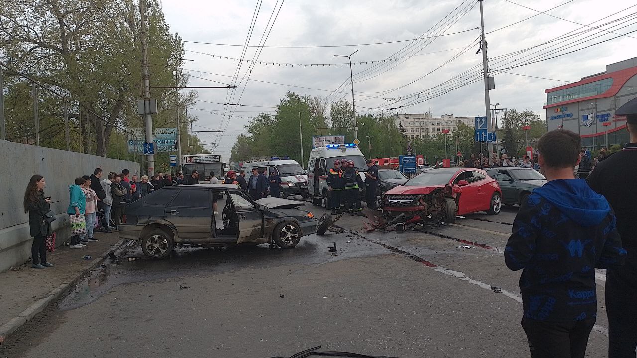 В массовом ДТП на 3-й Дачной пострадали четверо | 22.04.2024 | Саратов -  БезФормата